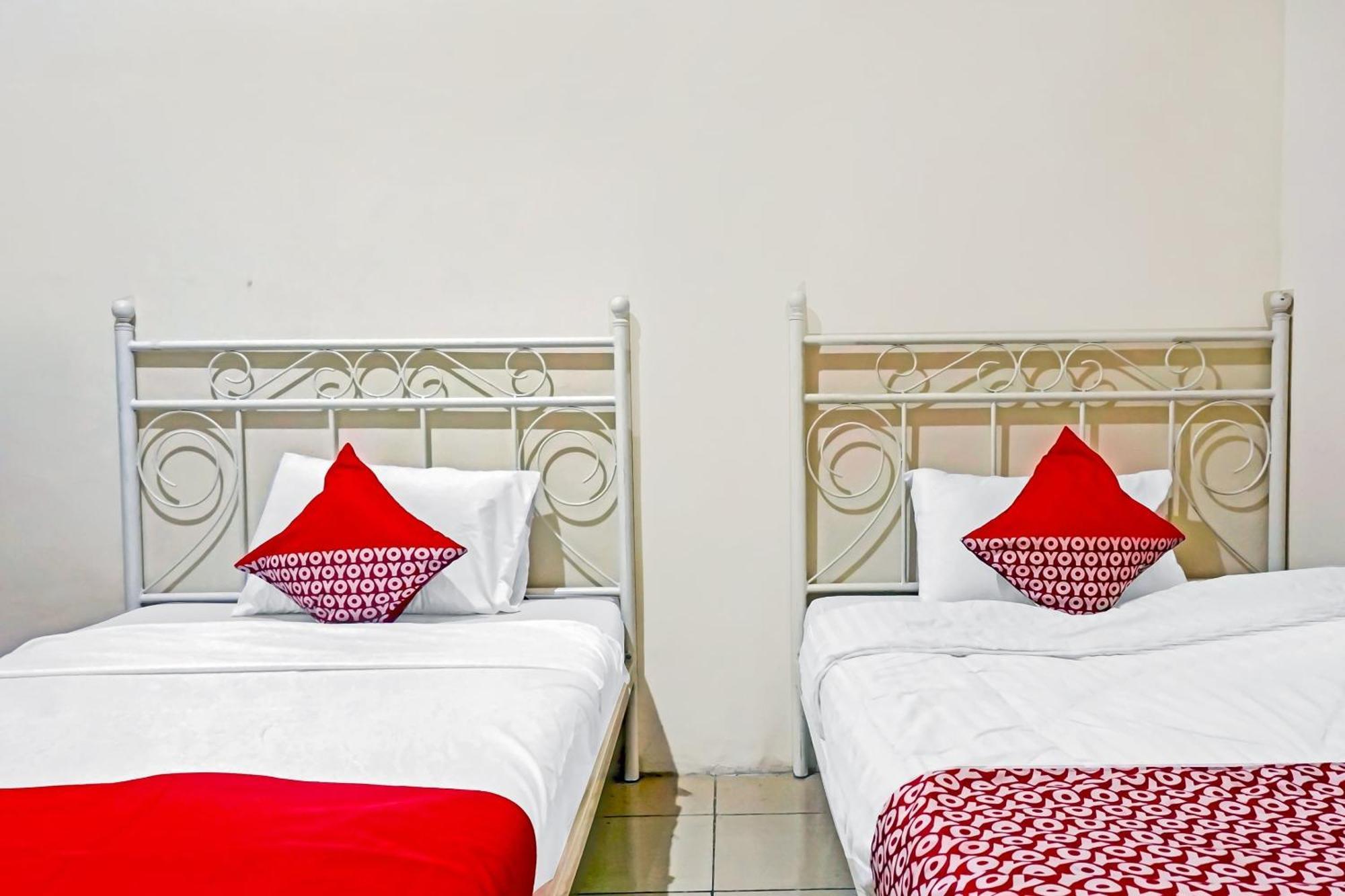 Oyo 90689 Lily House Hotel Tangerang Exterior foto