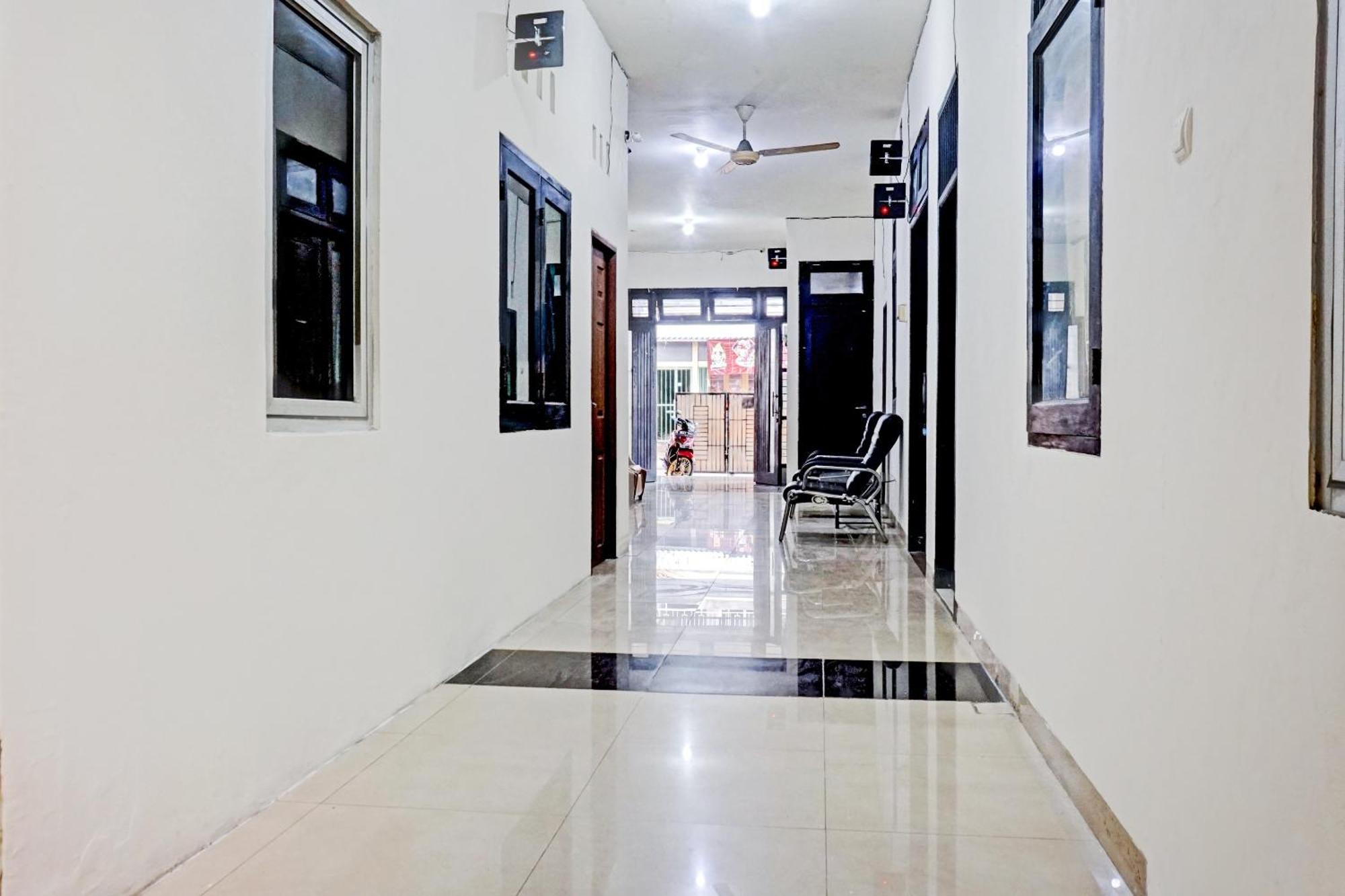 Oyo 90689 Lily House Hotel Tangerang Exterior foto