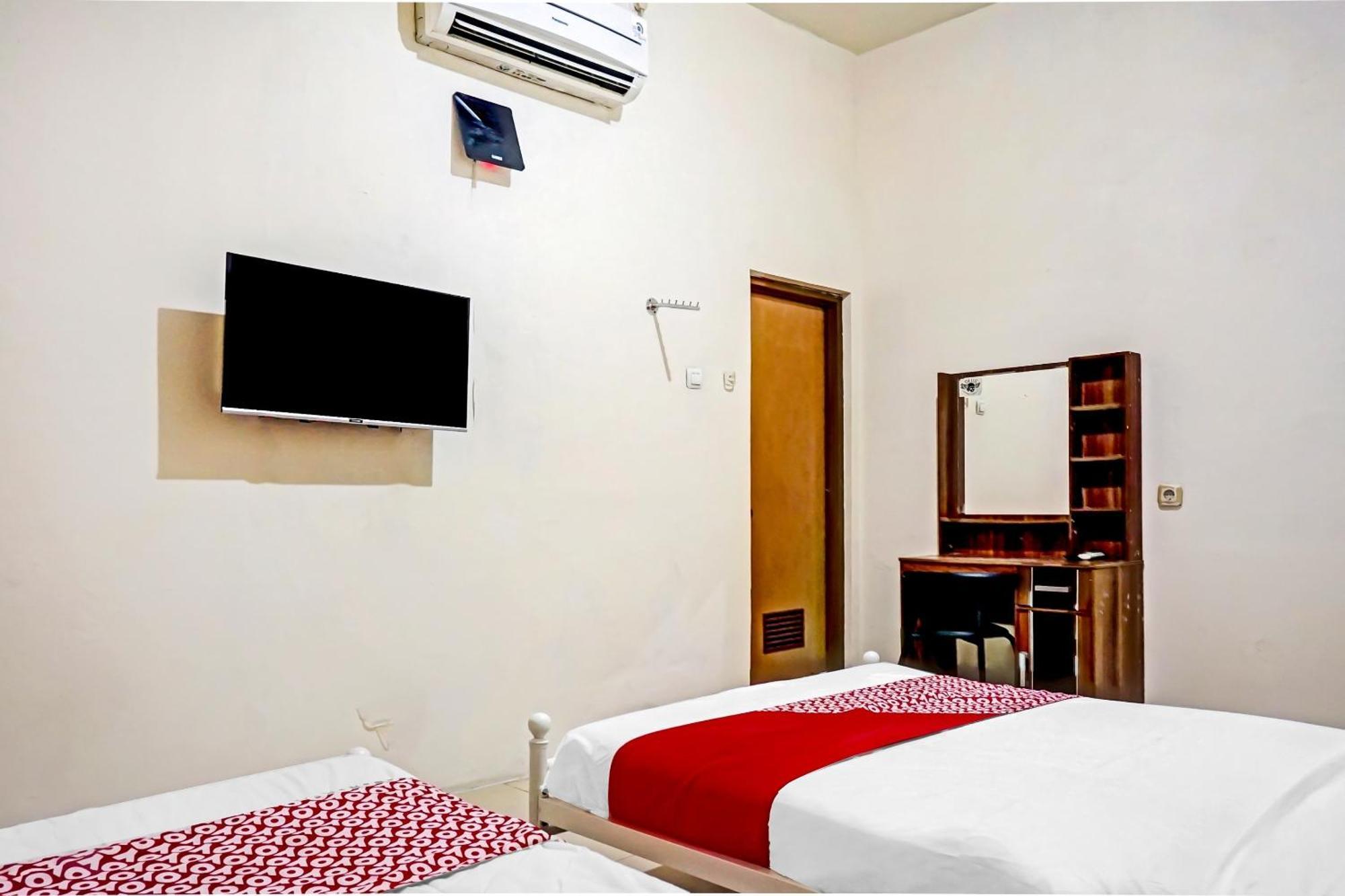 Oyo 90689 Lily House Hotel Tangerang Exterior foto