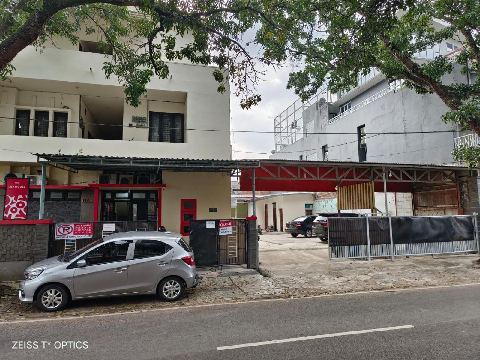 Oyo 90689 Lily House Hotel Tangerang Exterior foto