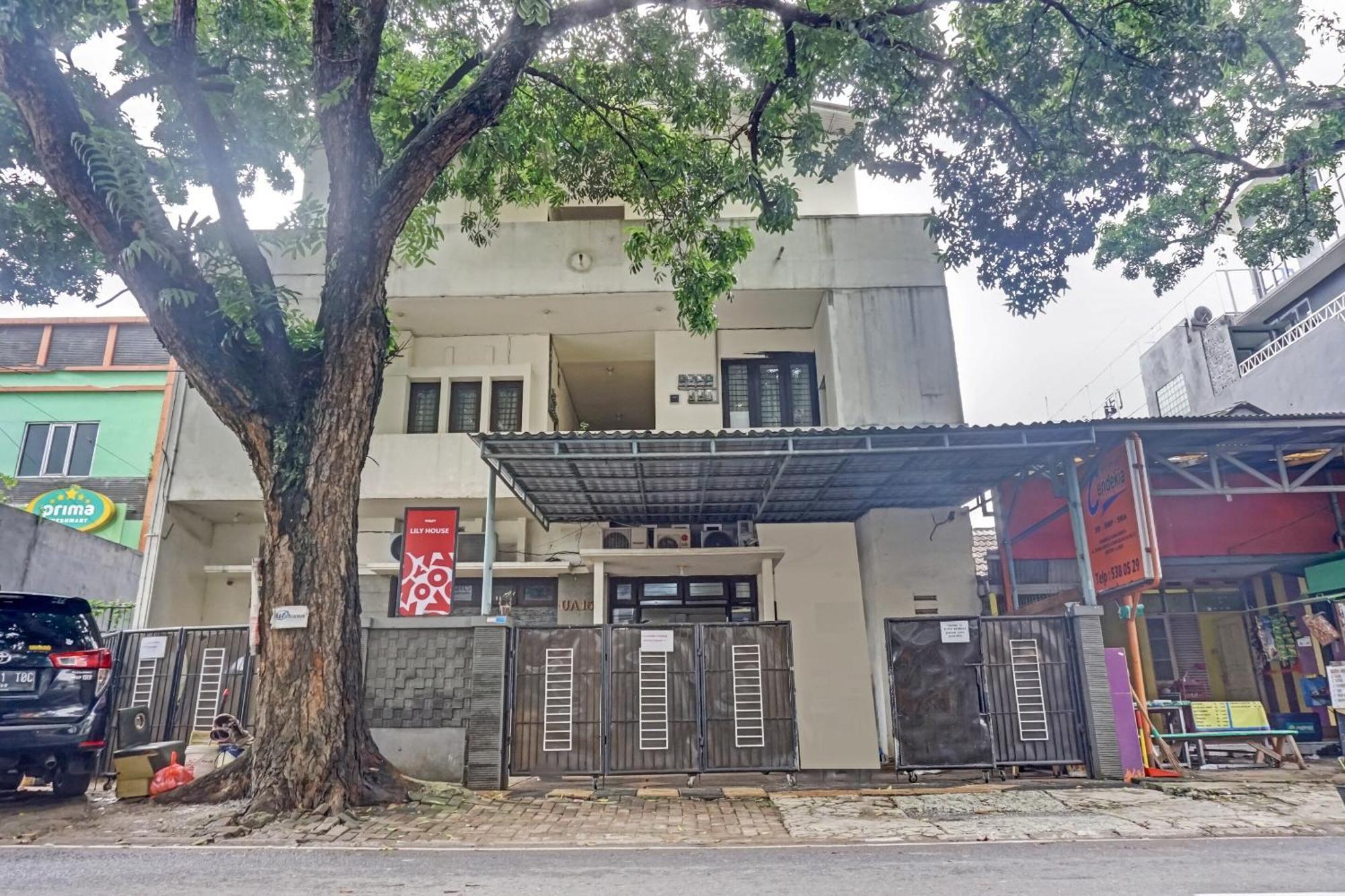 Oyo 90689 Lily House Hotel Tangerang Exterior foto