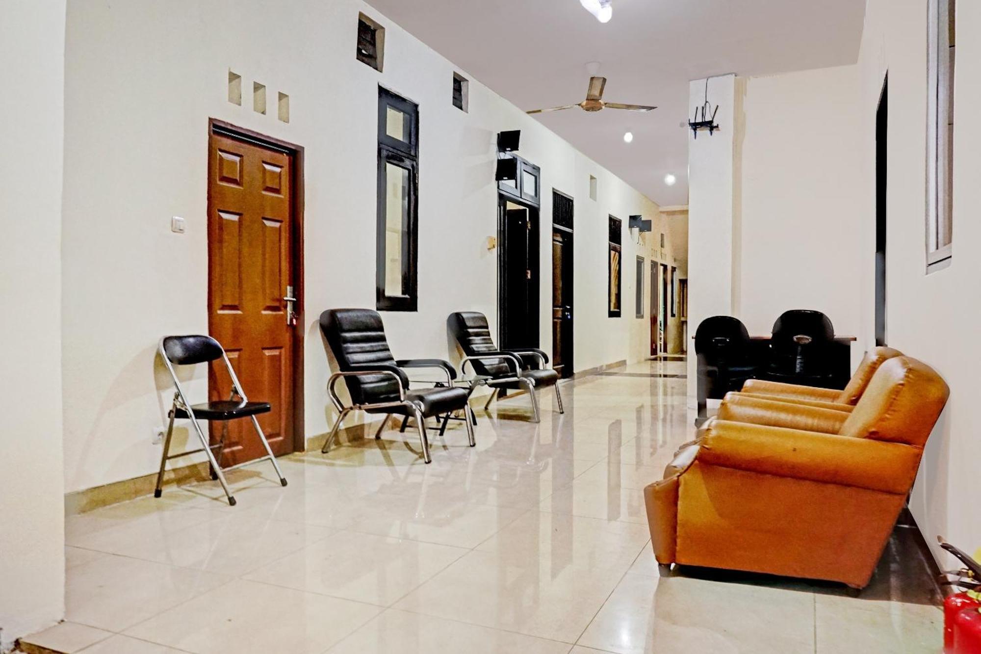 Oyo 90689 Lily House Hotel Tangerang Exterior foto