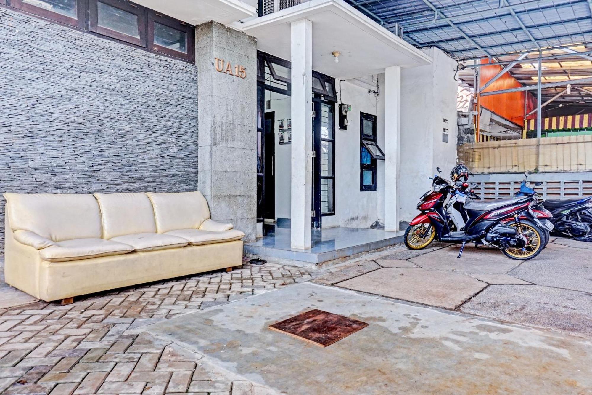 Oyo 90689 Lily House Hotel Tangerang Exterior foto