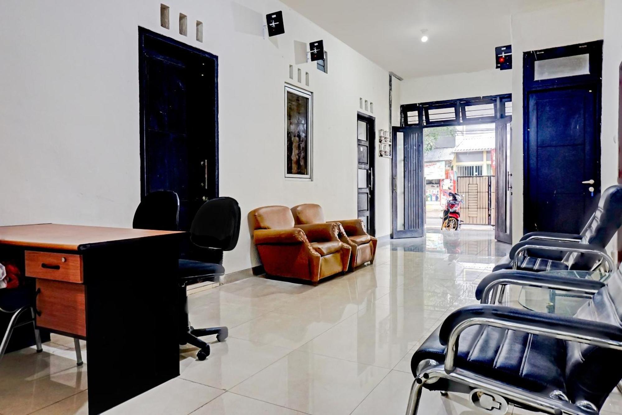 Oyo 90689 Lily House Hotel Tangerang Exterior foto