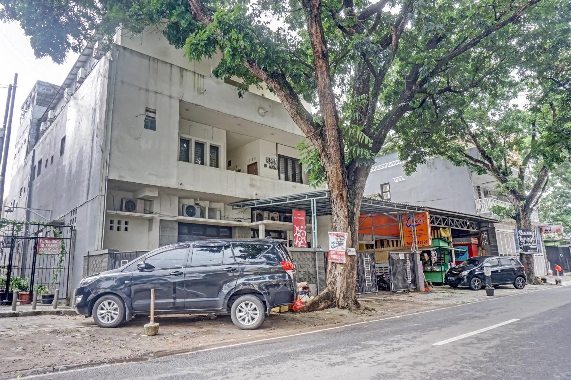 Oyo 90689 Lily House Hotel Tangerang Exterior foto